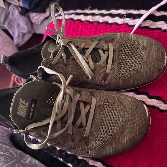 Beautiful runners in color military green in size 6 - Picture 6 of 7